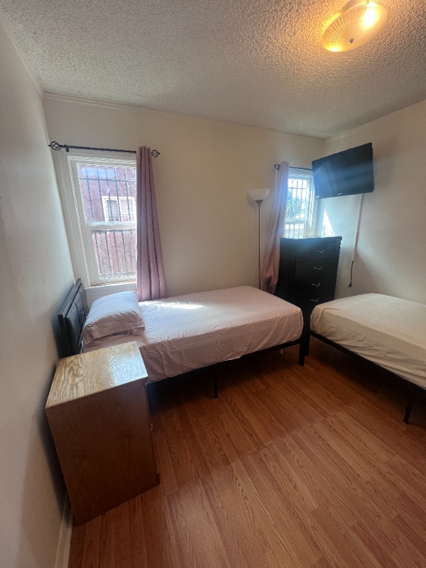 Photo - 800 E 82nd St