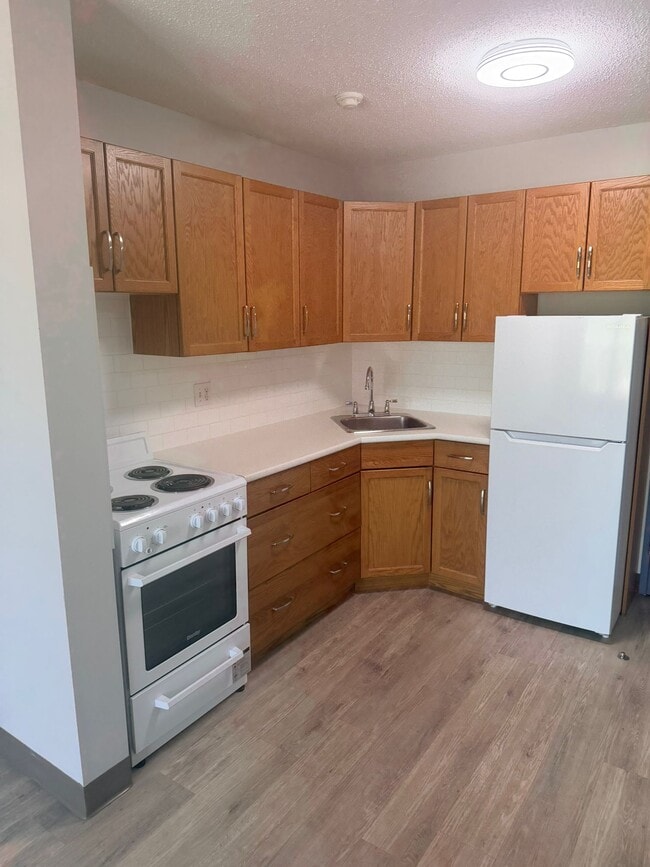 Building Photo - 13516-102 102 St NW Unit 202