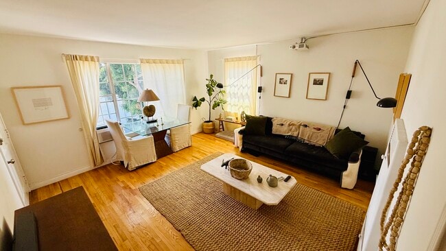 Photo - 941 Robinson St Unidad 941 half