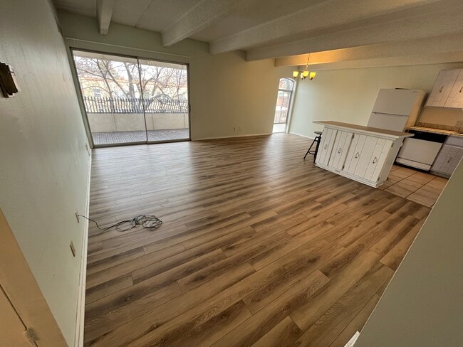 Sala de estar y cocina (18*21) - 1365 Columbine St Unidad 304