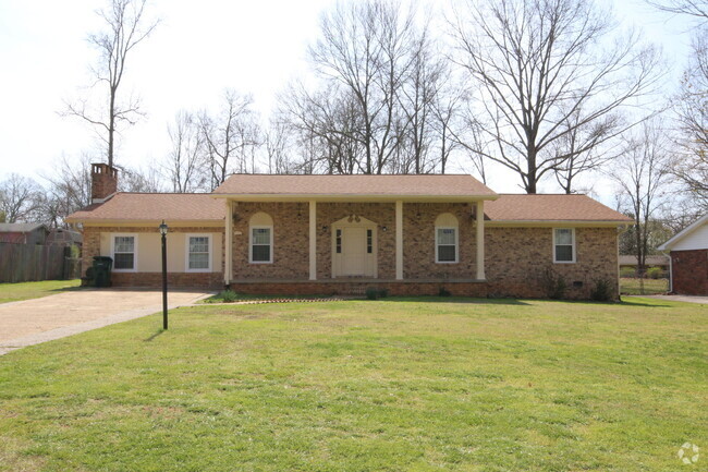 Building Photo - East Brainerd 4 Bedroom 2 Bathroom Home fo...