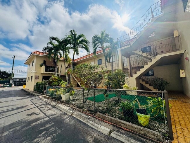 Building Photo - 201 NW 47th Ave Unit 3