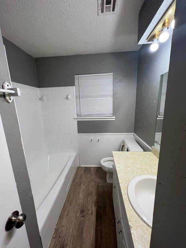 Photo - 220 W Shadywood Dr