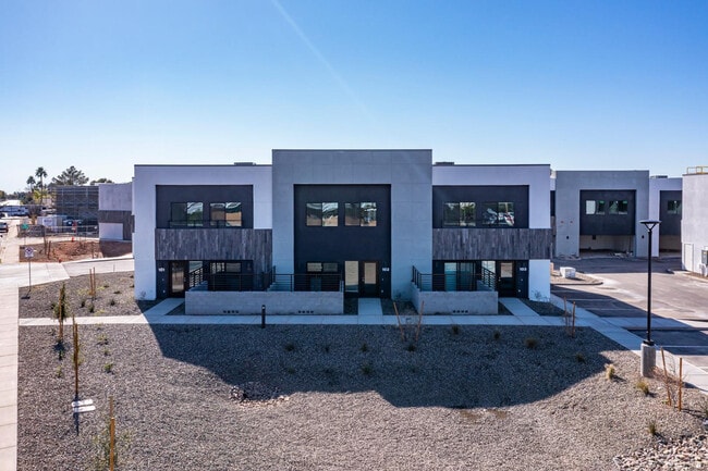 Building Photo - 432 S 32nd St