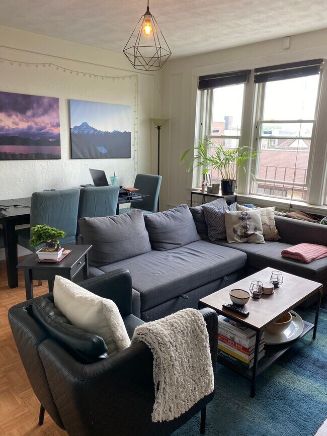 Bright large 1bd with a balcony! Walk to T... - Bright large 1bd with a balcony! Walk to T... Condo