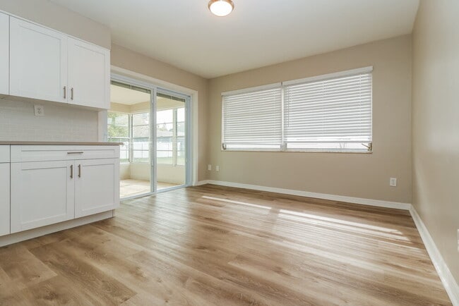 Photo - 2319 Surrey Ln