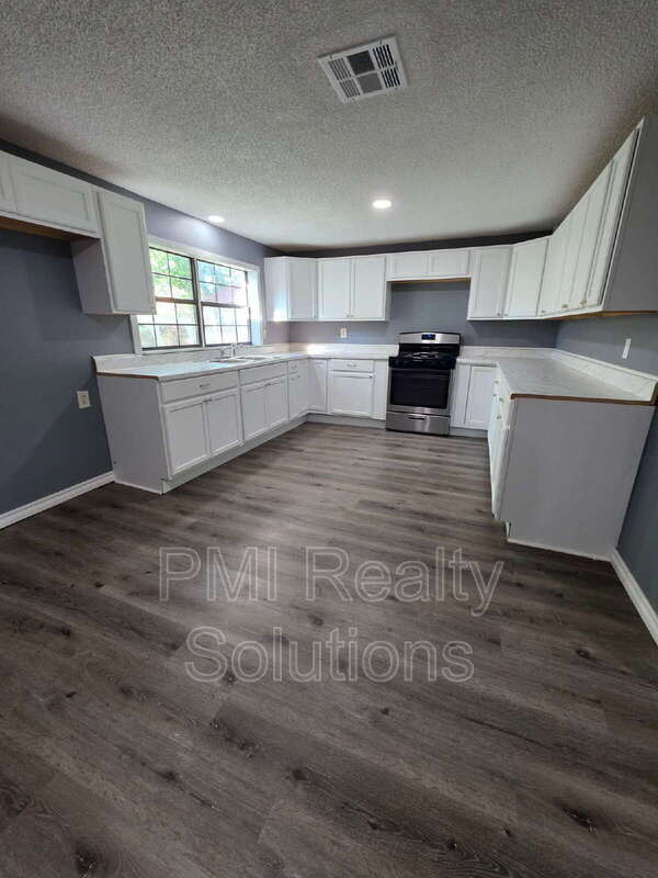 12 1st St NE