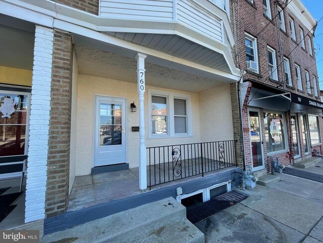 Building Photo - 760 W Railroad Ave