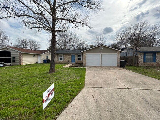 Photo - *COMING SOON* Open-Concept 3BD/2BA with Cozy Fireplace & Modern Stainless Kitchen!
