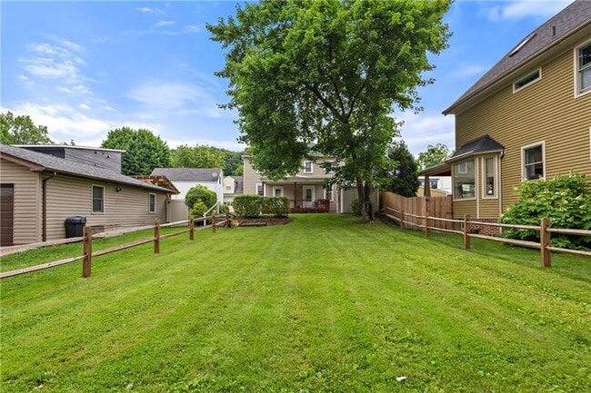 Photo - 318 Sprott Way