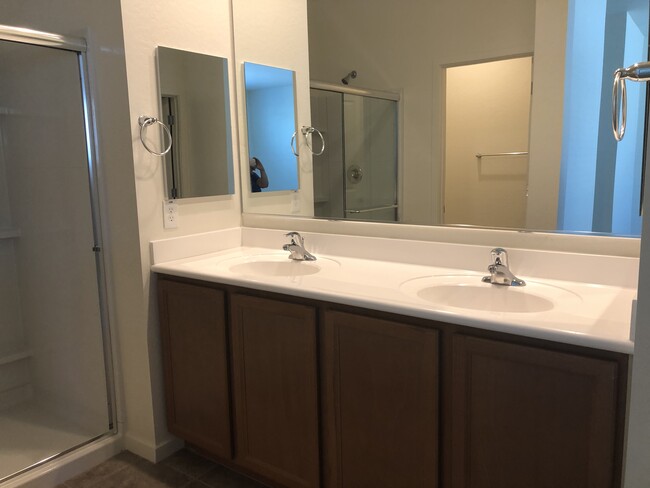 Master bathroom - double vanity. - 23615 W watkins st Casa