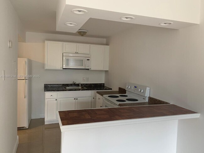 Building Photo - 2025 NE 164th St Unit 219