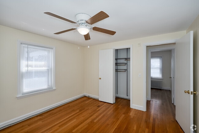2BR, 1BA - 583SF - Primary Bedroom/Closet