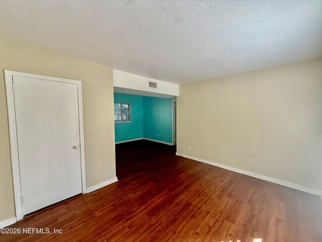 Photo - 7118 Pellias Rd