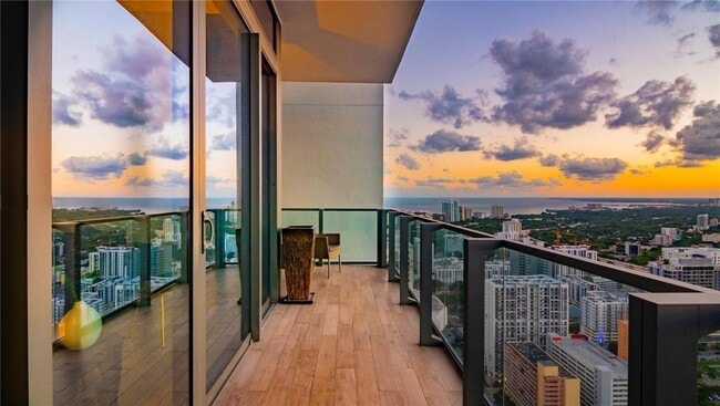 Photo - 88 SW 7th St Unidad 4105