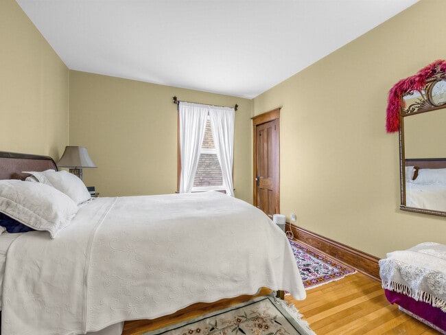 Photo - 129 Indian Rd Unit One bed Garden Suite