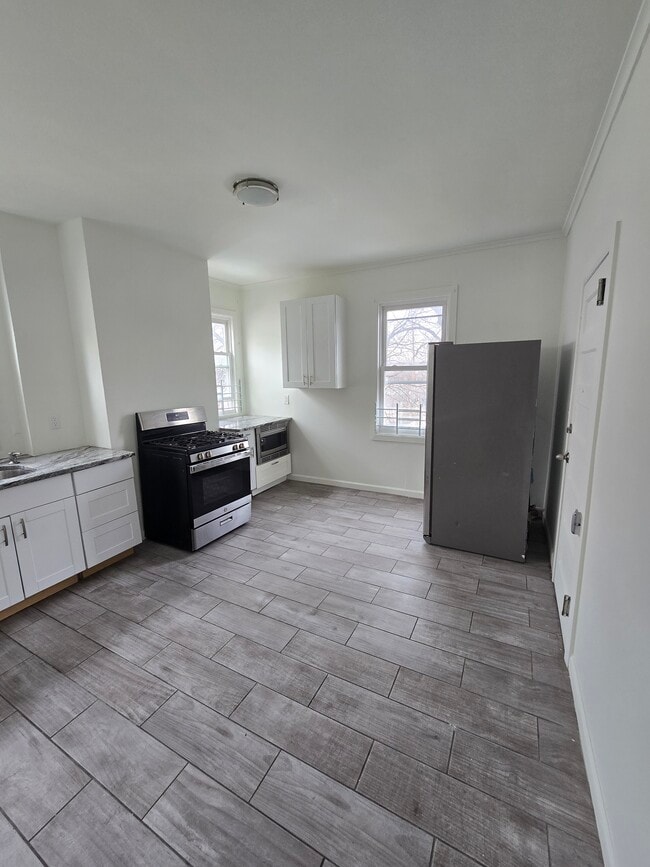 Building Photo - 27 Harrison Plz Unit 2