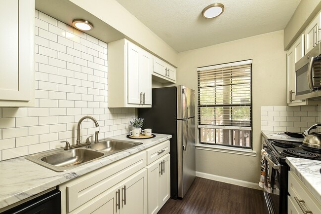 2/2 - Cocina renovada - Settler's Creek Apartments