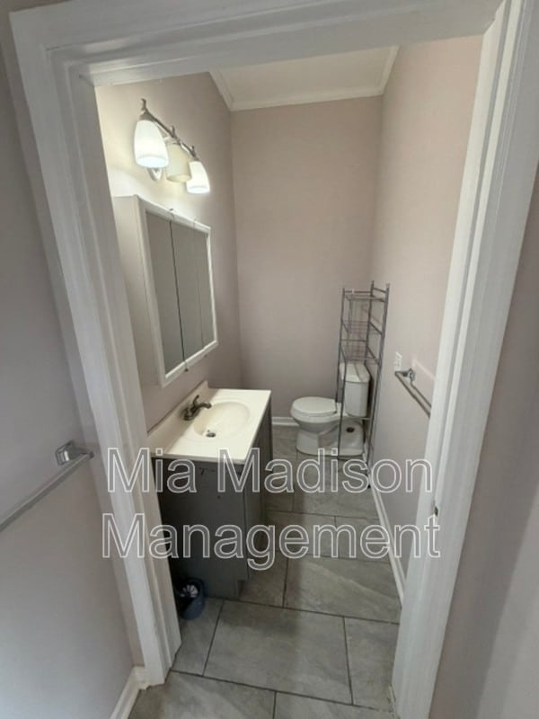 Photo - 305 W 39th St