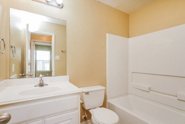 Photo - 4002 Hollow Cove Ln