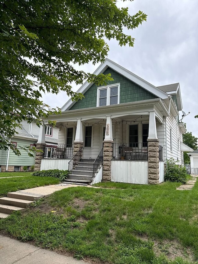 Building Photo - 300 N 60th St