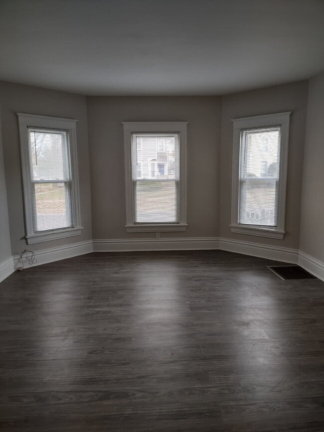 Photo - Updated 2-bedroom | Large Kitchen | Laundry in Building Unit LOWER