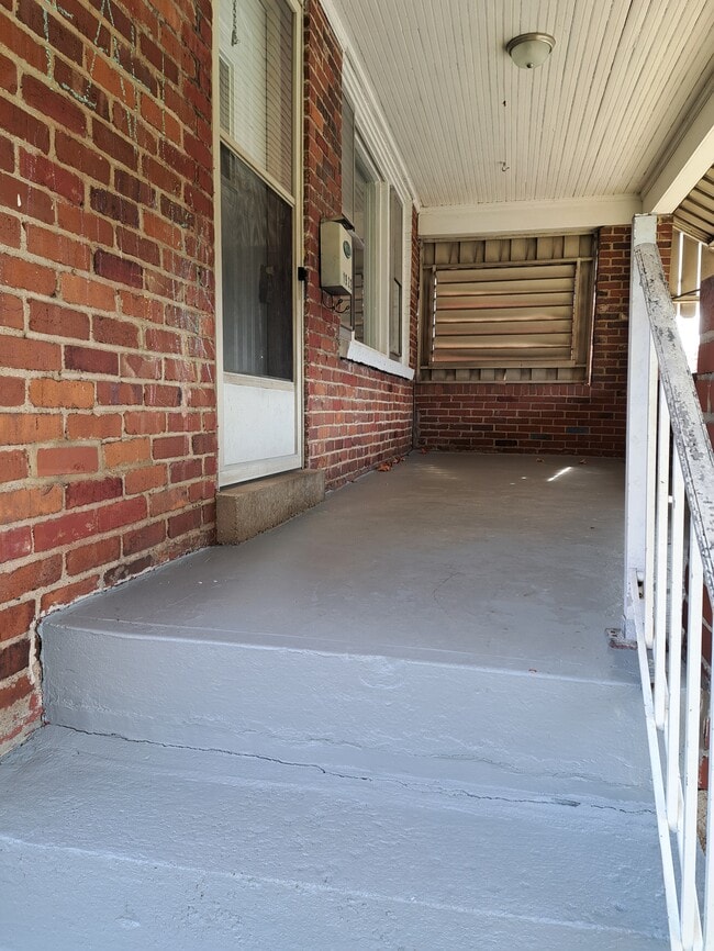 Photo - 1922 Victoria Ave