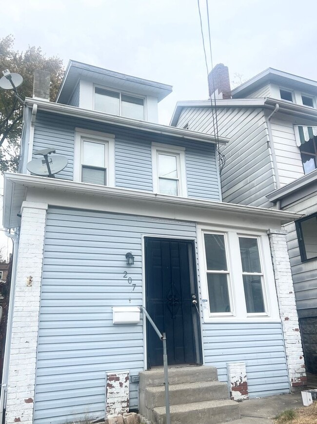 Building Photo - Spacious 3 bed, 2.5 bath Single Family home in Carrick- New Flooring and Paint, Available Immedia...