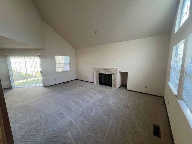 Photo - Spacious 3 bed 2.5 bath home in Mountain View. Must see!