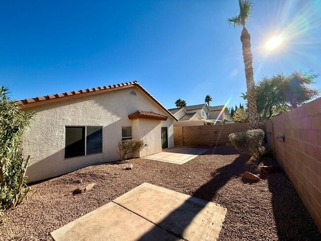Building Photo - 3 Bedroom Home off of S Eastern and Sunrid...