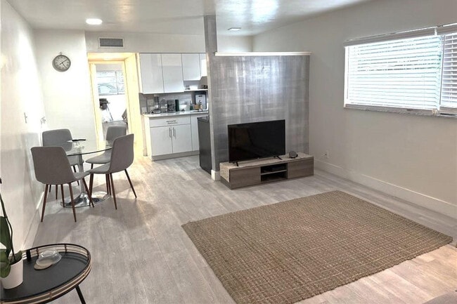 Photo - 1638 Plunkett St Unit 4