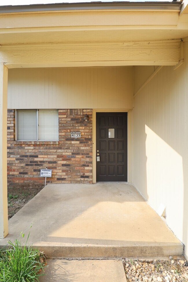 Spacious 3 bed / 2 bath duplex, Well maint... House House Rental in