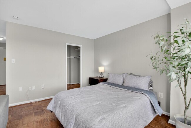 Photo - 10401 Grosvenor Pl