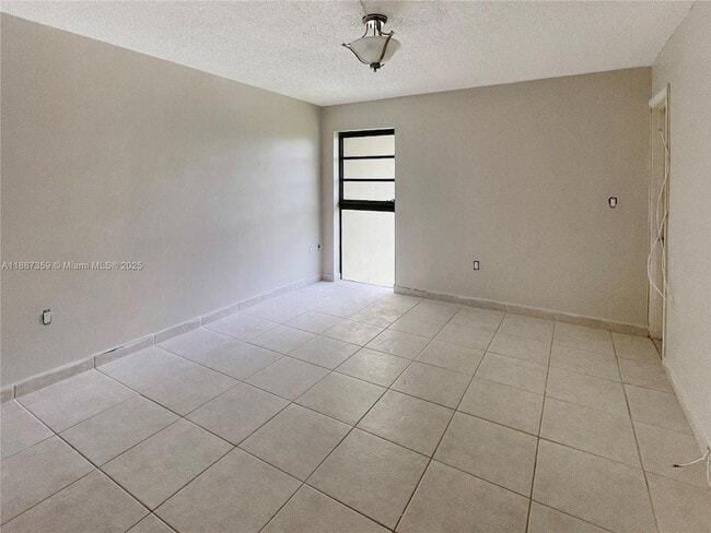 Photo - 650 NE 149th St Unidad 502A