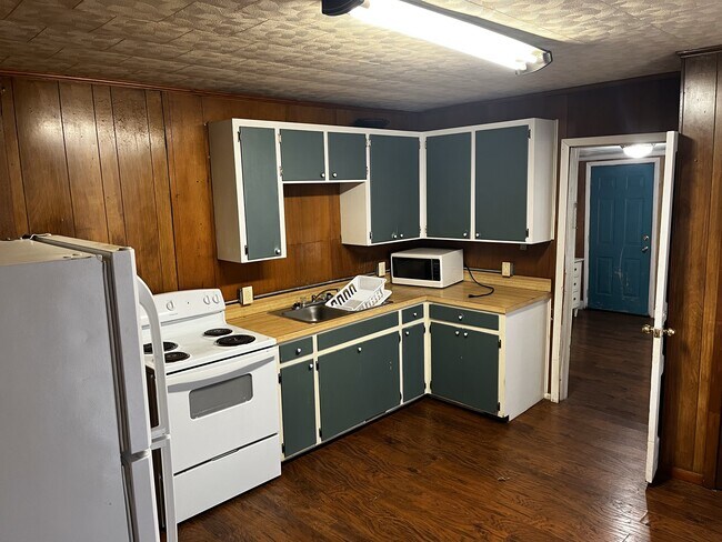 Kitchen - 713 W 5th St Apartments