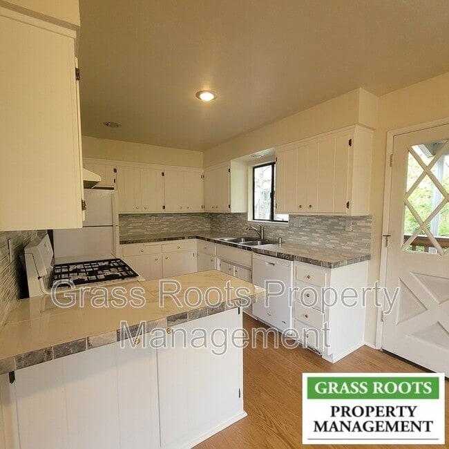 Photo - 255 N Auburn St