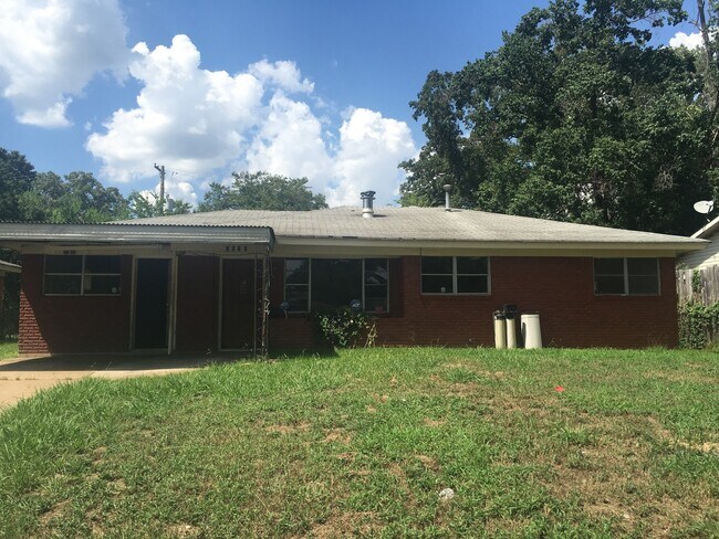 Photo - 1015 Pine Tree Dr House