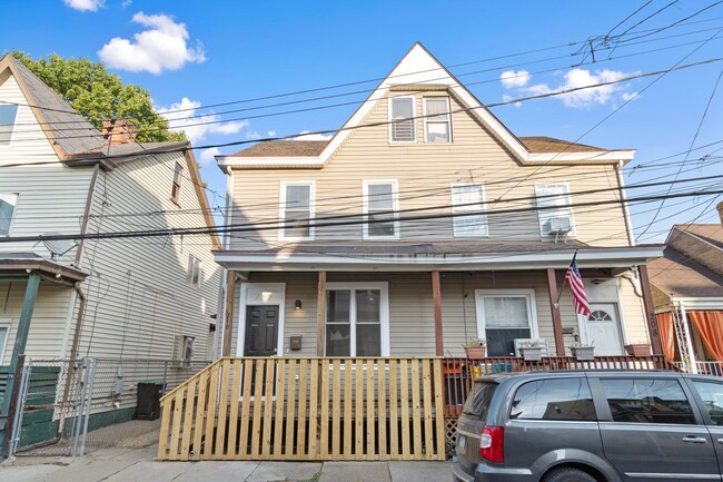 Beautifully renovated 4 bed, 2.5 bath, loc... - Beautifully renovated 4 bed, 2.5 bath, loc... House