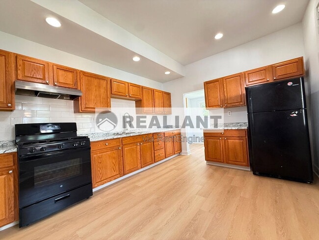 Photo - 124 W 31st St