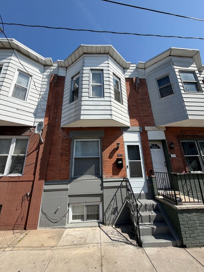 Building Photo - Move-In Ready 3BR/1BA South Philly Rowhome with In-Unit Laundry — 3BR Housing Choice Vouchers Wel...