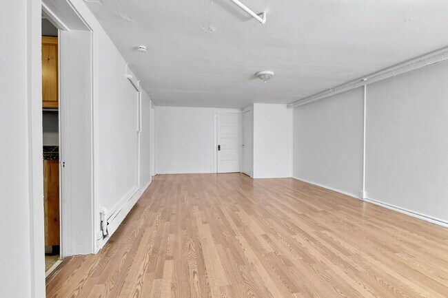 Photo - $1,395.00, 1 bed, 1 bath newly renovated b... Unit 3338-B