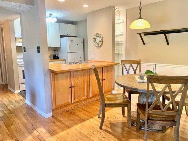 Building Photo - 1516 Bay Area Blvd Unit S10