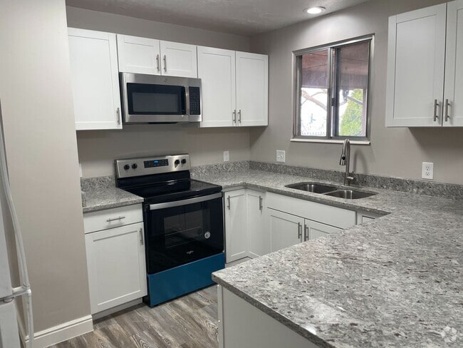 Building Photo - 5 Bedroom/2 Bathroom House in Layton