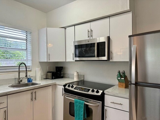 Building Photo - 1130 NE 81st St Unit 4