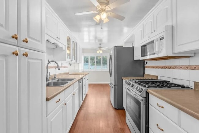 Photo - 1425 Luxton St
