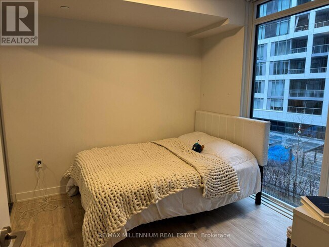 Photo - 27 Bathurst St Unité 421W