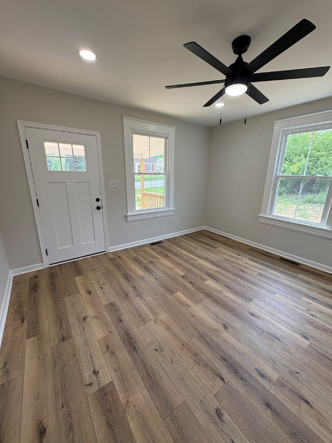 Photo - Stand alone home in Madison Heights close to everything.