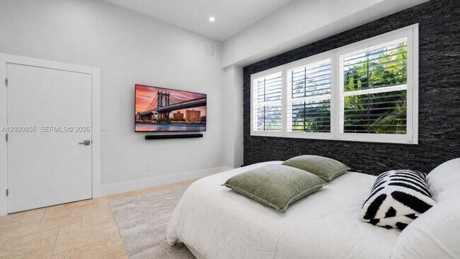 6917 Collins Ave Unidad L-107