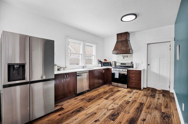 Photo - 2021 Gramercy Ave