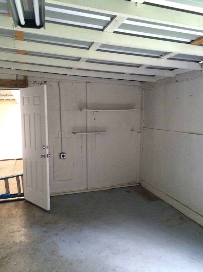 storage room - 4808 SE Salmon St